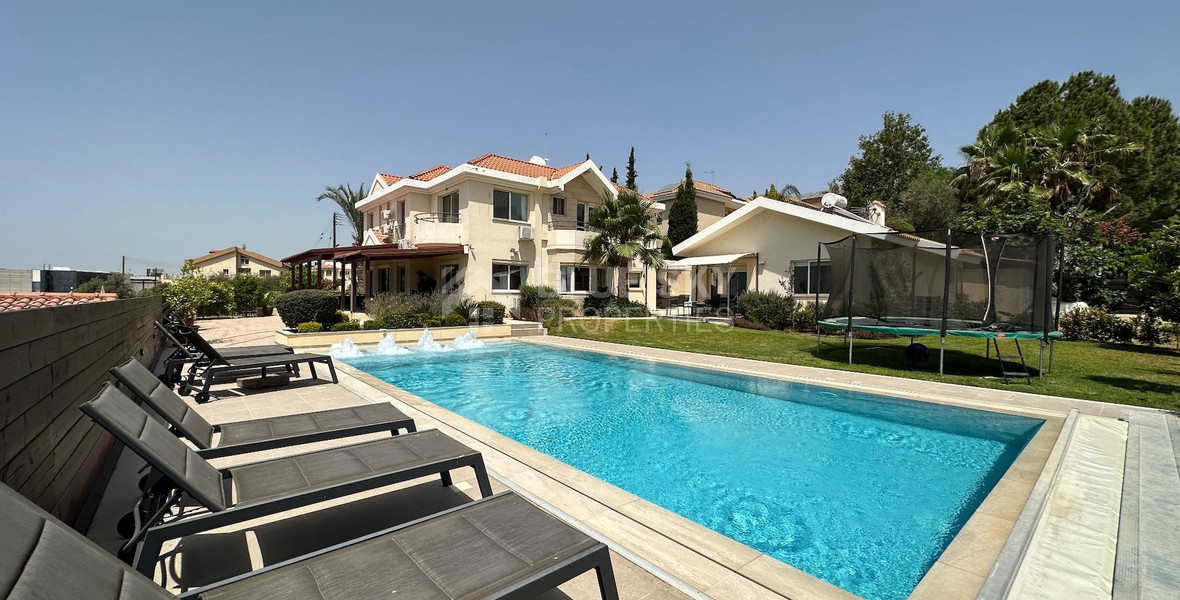 Exquisite 5 bedroom villa fully furnished with separate guest house on large plot of landscaped gardens and swimming pool.