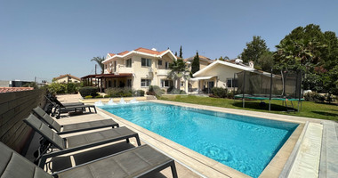 Exquisite 5 bedroom villa fully furnished with separate guest house on large plot of landscaped gardens and swimming pool.