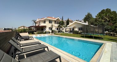 Exquisite 5 bedroom villa fully furnished with separate guest house on large plot of landscaped gardens and swimming pool.