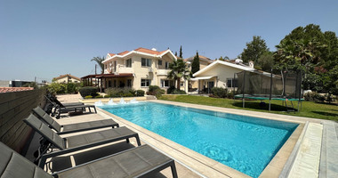 Exquisite 5 bedroom villa fully furnished with separate guest house on large plot of landscaped gardens and swimming pool.