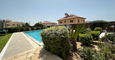 Exquisite 5 bedroom villa fully furnished with separate guest house on large plot of landscaped gardens and swimming pool.