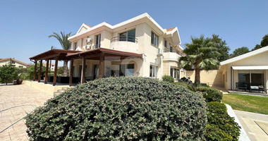 Exquisite 5 bedroom villa fully furnished with separate guest house on large plot of landscaped gardens and swimming pool.