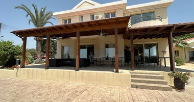 Exquisite 5 bedroom villa fully furnished with separate guest house on large plot of landscaped gardens and swimming pool.