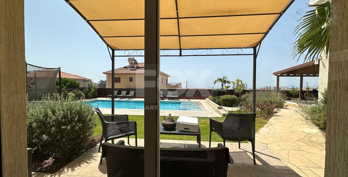 Exquisite 5 bedroom villa fully furnished with separate guest house on large plot of landscaped gardens and swimming pool.