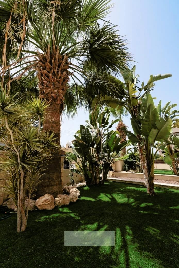 For sale : Stunning 6 bedrooms two-storey villa  in the sought-after area of Universal, Agios Theodoros, Paphos.