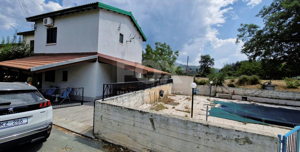 Beautiful three-bedroom house with big garden and common swimming pool in Mandria, Limassol