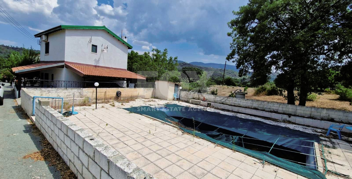 Beautiful three-bedroom house with big garden and common swimming pool in Mandria, Limassol