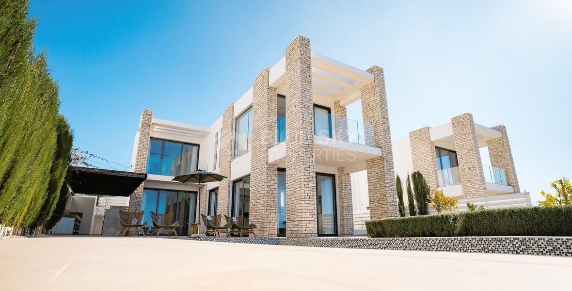 Luxury fully furnished and equipped villa in Peyia