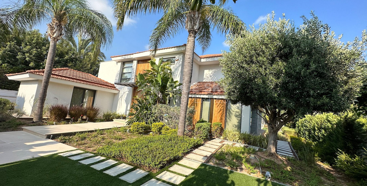 FOR SALE LUXURY FURNISHED 4 BEDROOM VILLA WITH SEPARATE MAIDS QUARTER WITH BEAUTIFUL GARDENS AND POOL IN GERMASOGIA AREA.
