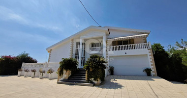 Elegant Villa for sale in Parekklisia: with Expansive Garden, Swimming Pool and Sea Views