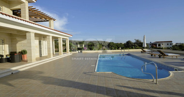 Five bedroom luxury villa in Peyia