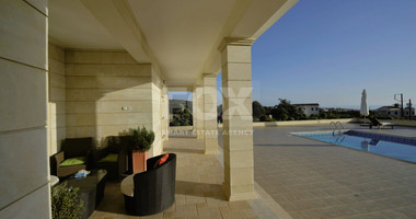 Five bedroom luxury villa in Peyia