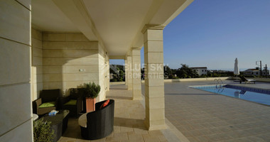 Five bedroom luxury villa in Peyia