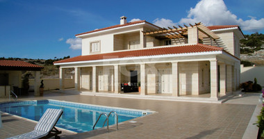 Five bedroom luxury villa in Peyia