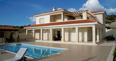 Five bedroom luxury villa in Peyia