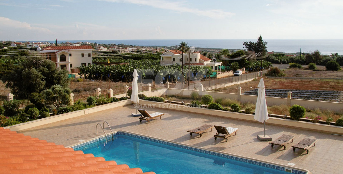 Five bedroom luxury villa in Peyia