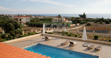 Five bedroom luxury villa in Peyia