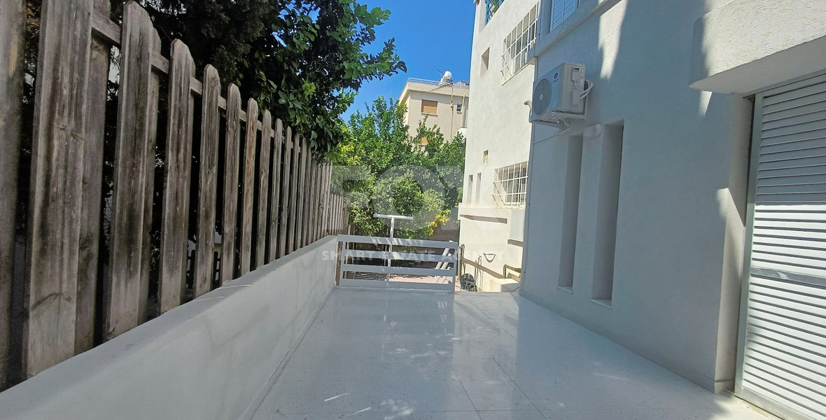 FOR RENT IS A GROUND FLOOR,SPLIT LEVEL THREE PLUS ONE BEDROOM APARTMENT