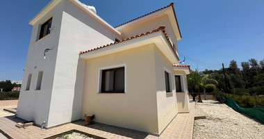 Elegant Four-Bedroom Villa on Large Plot in Lower Chloraka