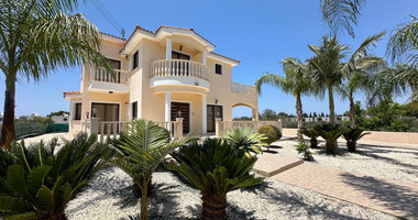 Elegant Four-Bedroom Villa on Large Plot in Lower Chloraka