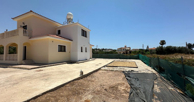 Elegant Four-Bedroom Villa on Large Plot in Lower Chloraka