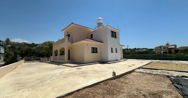 Elegant Four-Bedroom Villa on Large Plot in Lower Chloraka