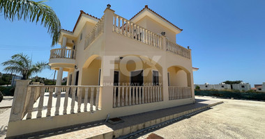 Elegant Four-Bedroom Villa on Large Plot in Lower Chloraka