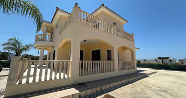 Elegant Four-Bedroom Villa on Large Plot in Lower Chloraka