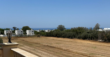Elegant Four-Bedroom Villa on Large Plot in Lower Chloraka