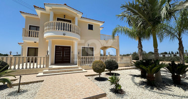 Elegant Four-Bedroom Villa on Large Plot in Lower Chloraka