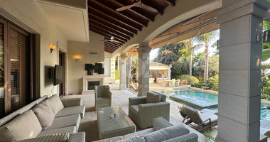 Luxury villa with Tropical gardens, luxury pool & spa.