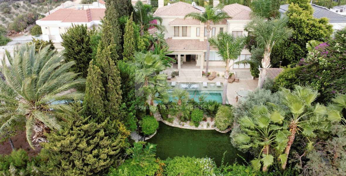 Luxury villa with Tropical gardens, luxury pool & spa.