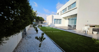 Luxury-Modern Design Three Bedroom Plus Office Detached House