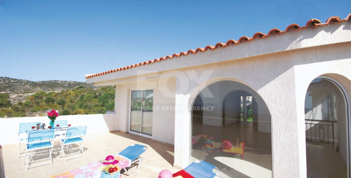 Luxury five bedrooms villa in Melissovounos, Tala