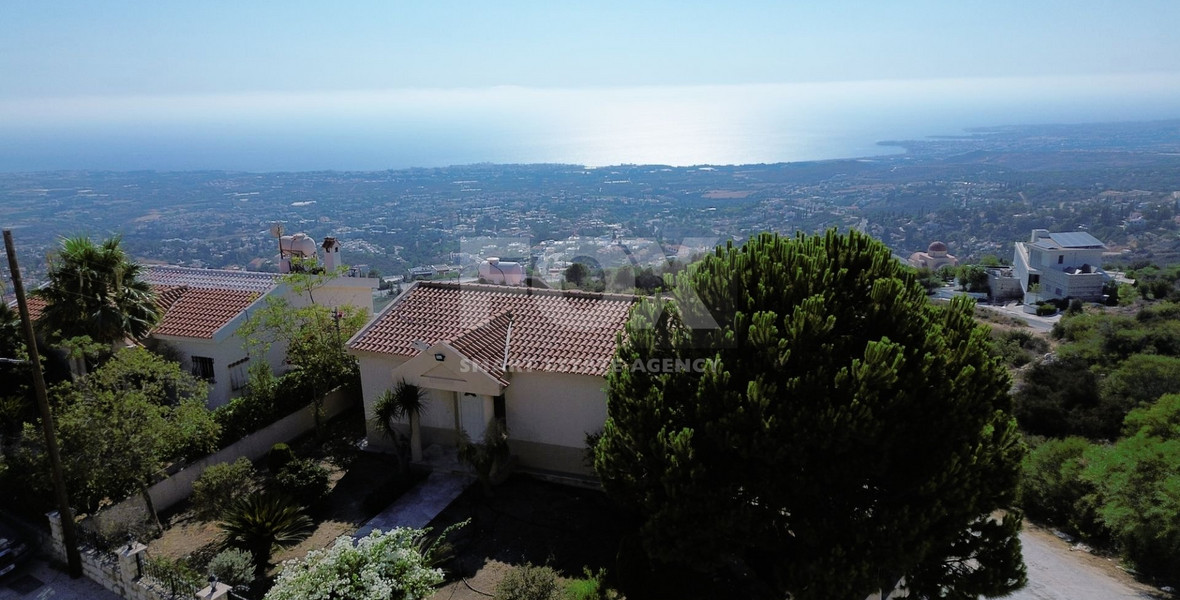 Luxury five bedrooms villa in Melissovounos, Tala