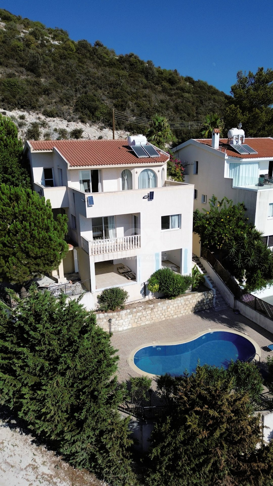 Luxury five bedrooms villa in Melissovounos, Tala