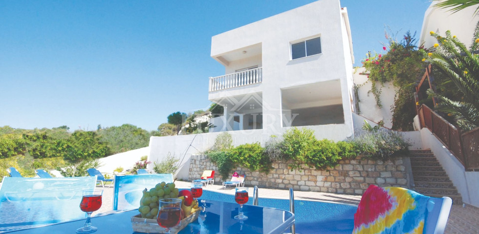 Luxury five bedrooms villa in Melissovounos, Tala