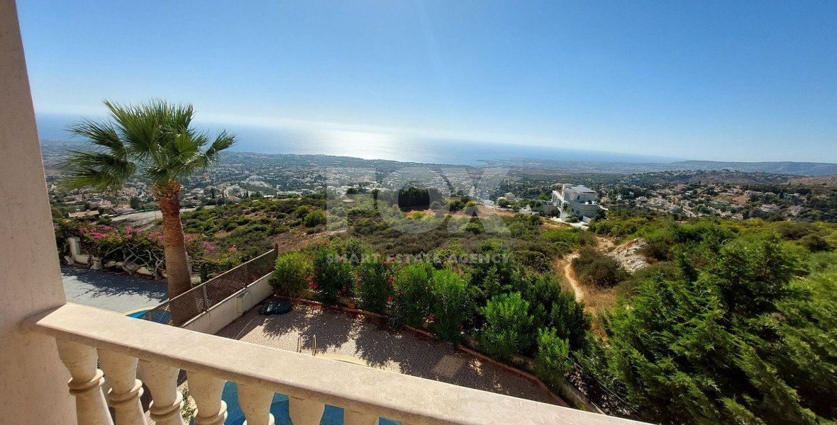 Luxury five bedrooms villa in Melissovounos, Tala