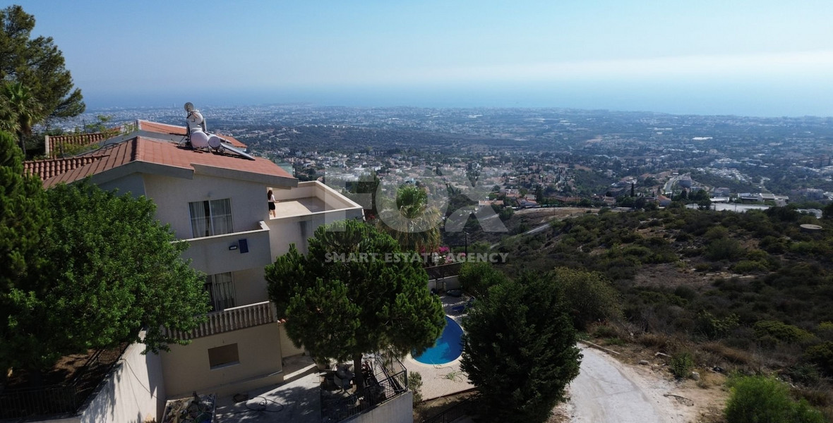 Luxury five bedrooms villa in Melissovounos, Tala