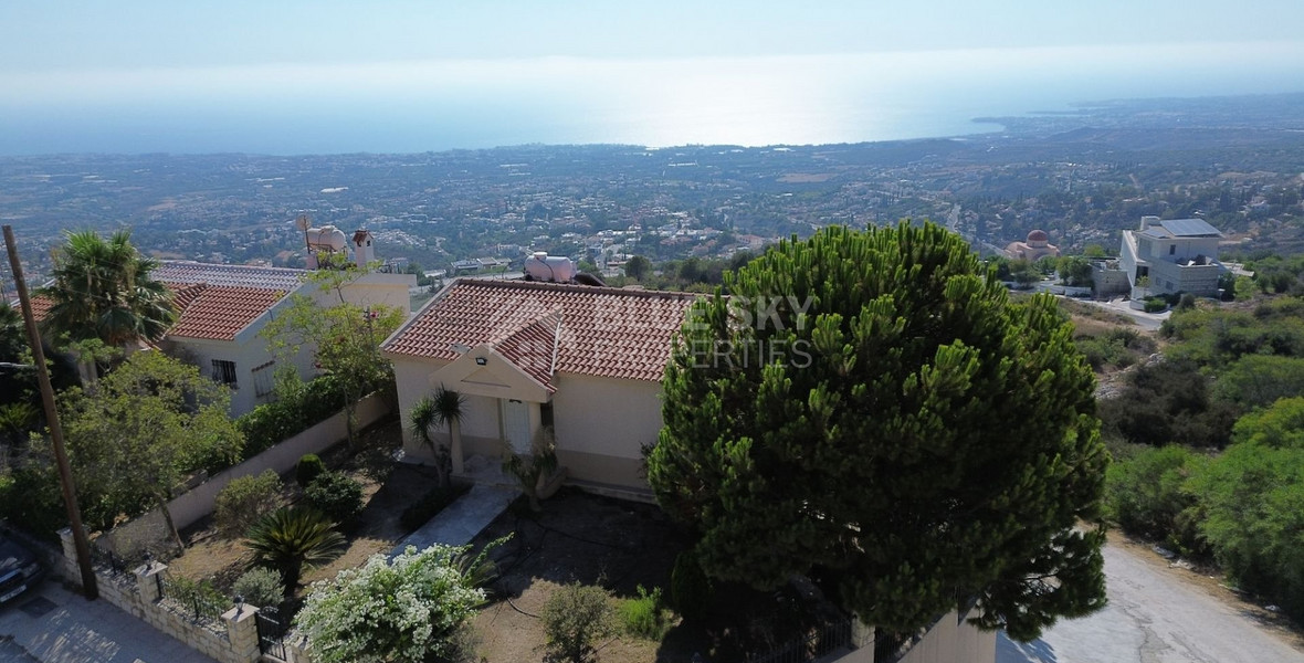 Luxury five bedrooms villa in Melissovounos, Tala