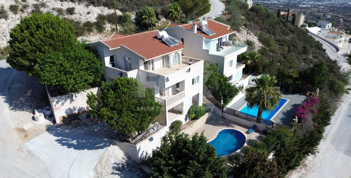 Luxury five bedrooms villa in Melissovounos, Tala