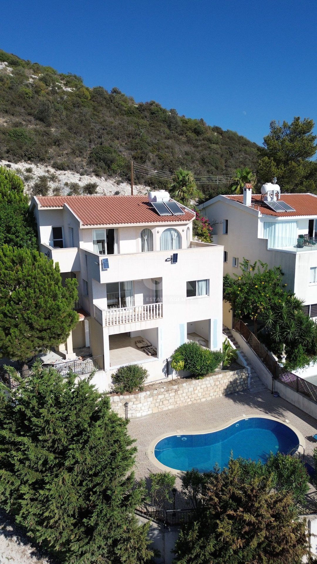 Luxury five bedrooms villa in Melissovounos, Tala