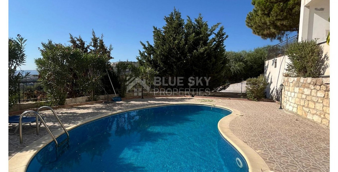 Luxury five bedrooms villa in Melissovounos, Tala