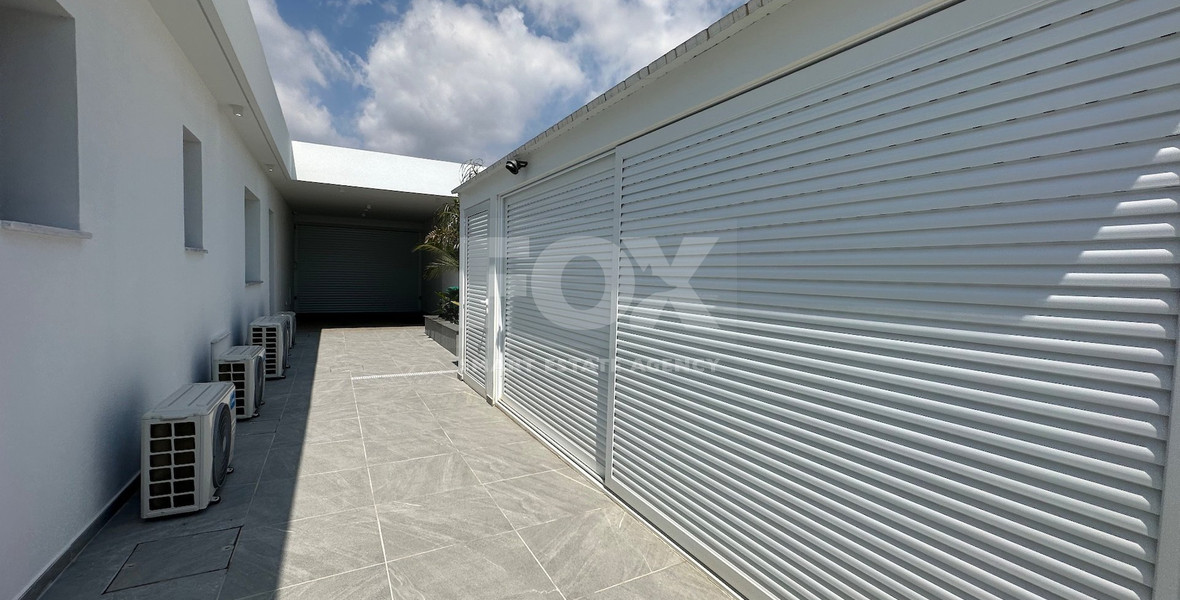 Luxury furnished four bedroom Detached Bungalow with landscaped gardens and large swimming pool for rent in Pareklissia