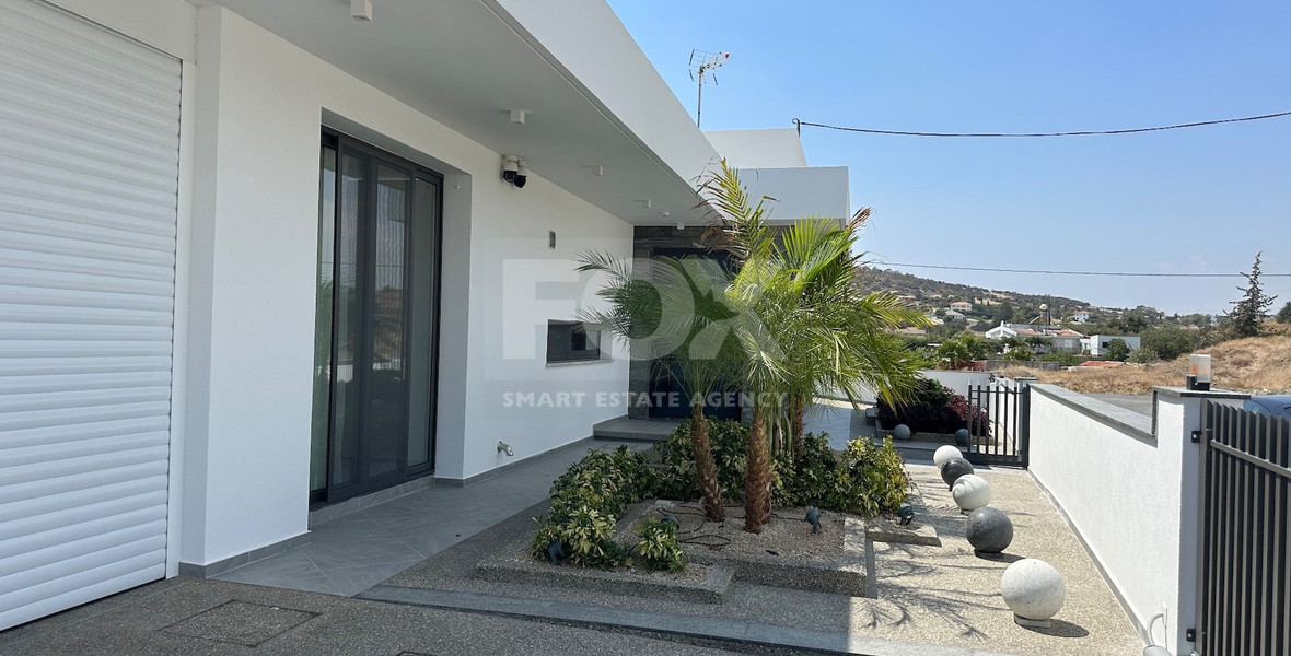 Luxury furnished four bedroom Detached Bungalow with landscaped gardens and large swimming pool for rent in Pareklissia