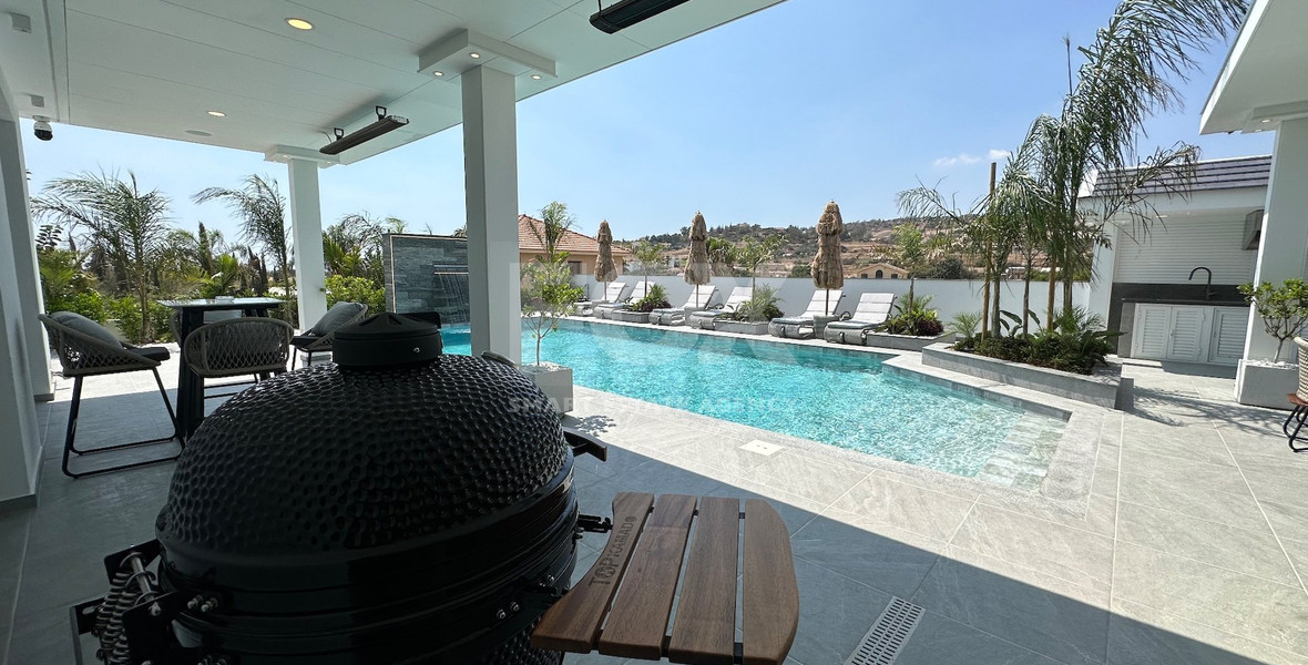 Luxury furnished four bedroom Detached Bungalow with landscaped gardens and large swimming pool for rent in Pareklissia