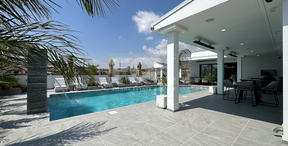 Luxury furnished four bedroom Detached Bungalow with landscaped gardens and large swimming pool for rent in Pareklissia