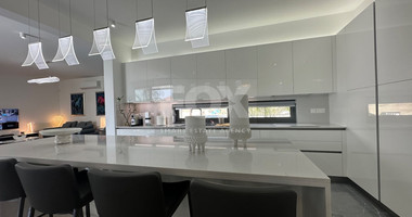 Luxury furnished four bedroom Detached Bungalow with landscaped gardens and large swimming pool for rent in Pareklissia