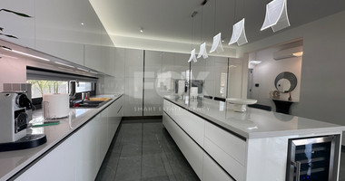 Luxury furnished four bedroom Detached Bungalow with landscaped gardens and large swimming pool for rent in Pareklissia