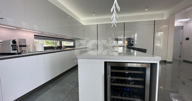 Luxury furnished four bedroom Detached Bungalow with landscaped gardens and large swimming pool for rent in Pareklissia